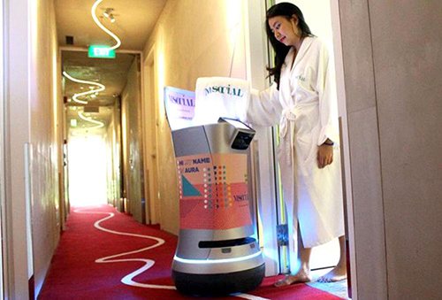 Robot phục vụ khách tại phòng
